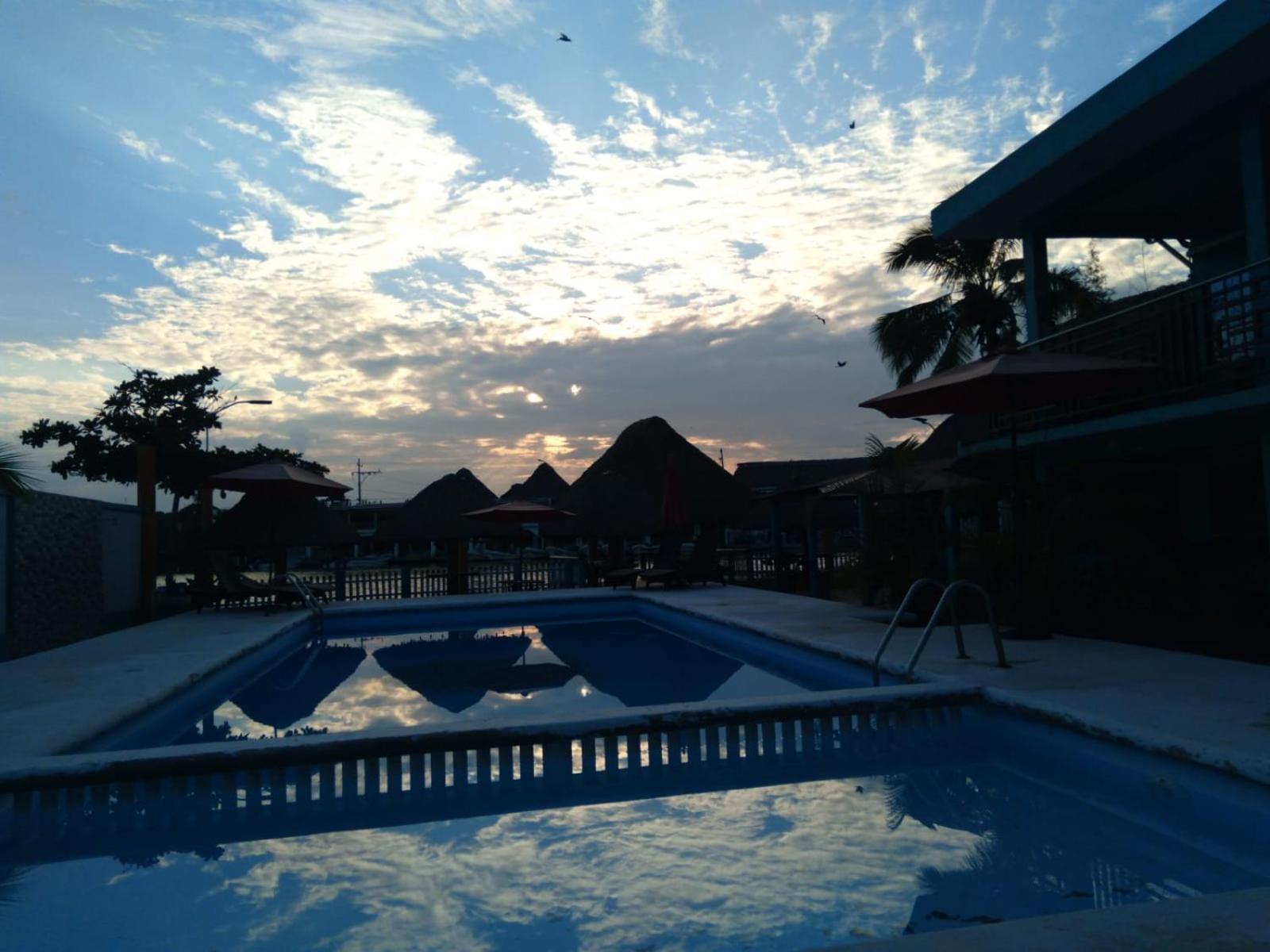 Hotel La Cueva Del Pirata Каситас Екстериор снимка