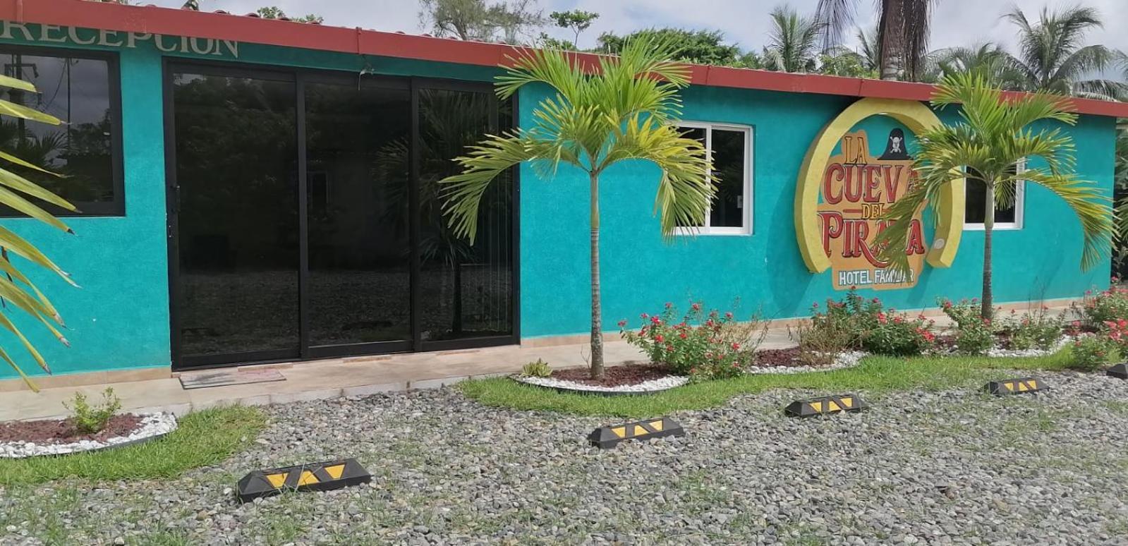 Hotel La Cueva Del Pirata Каситас Екстериор снимка